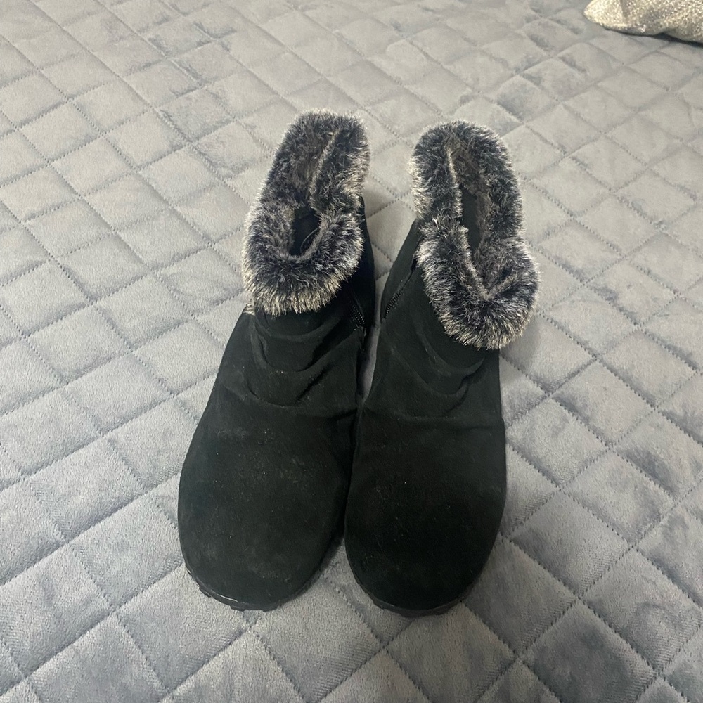 Very nice suede ankle boots size 8